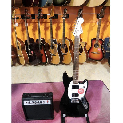Noleggio Chitarra Elettrica Squier Bullet Mustang con Amplificatore Cavo e Gig Bag