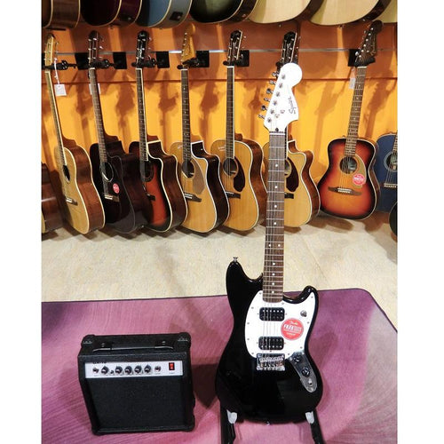 Noleggio Chitarra Elettrica Squier Bullet Mustang con Amplificatore Cavo e Gig Bag